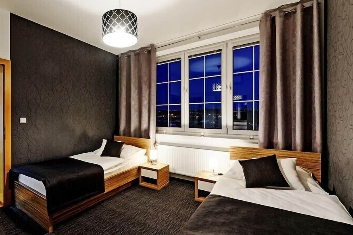Apartamento conforto, vista para a cidade (Balcony) | Cofres nos quartos, escrivaninha, cortinas blackout