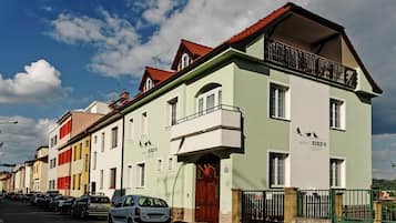Vista frontal de la propiedad