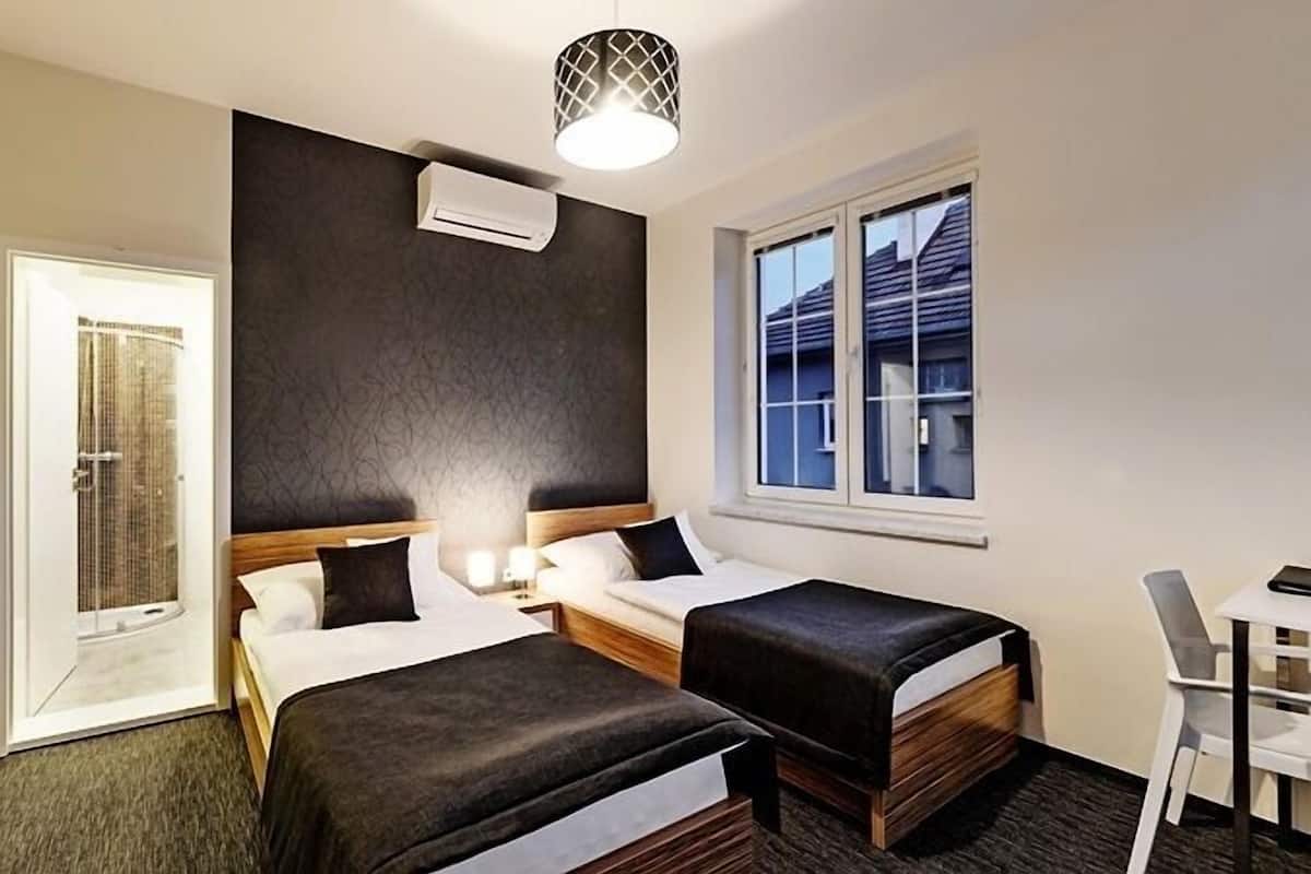 Quarto casal ou duplo básico, vista para a cidade (Balcony) | Cofres nos quartos, escrivaninha, cortinas blackout