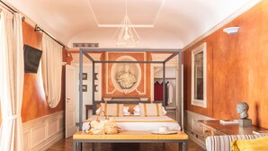 A four-poster bed with a wooden frame, a bench at the foot of the bed, and a mirror above the bed. - Villa Gallone (Sorrento)
