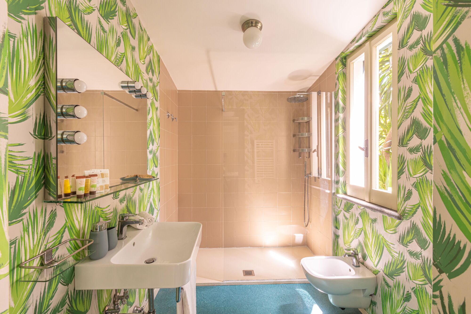 Une salle de bain avec une baignoire, un lavabo et une douche.
