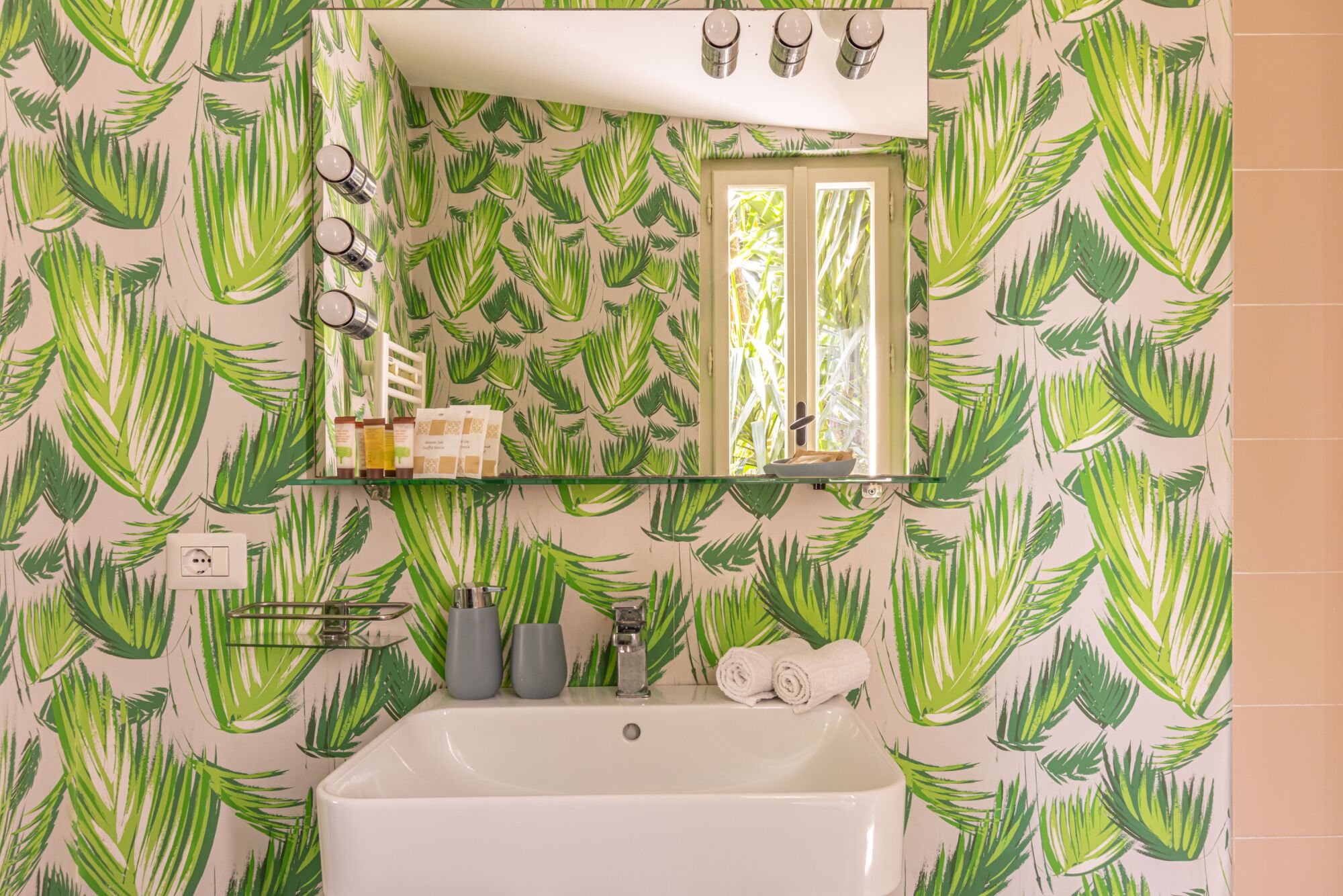 Une salle de bain avec une grande baignoire, un miroir au-dessus du lavabo et une fenêtre donnant sur les arbres.