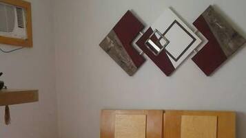 Apartamento conforto, 1 quarto, cozinha, ao lado da piscina | 1 quarto, escrivaninha, ferros/tábuas de passar roupa, Wi-Fi de cortesia