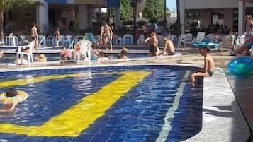 5 piscinas externas, guarda-sóis