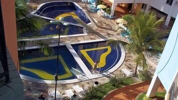 5 piscinas externas, guarda-sóis