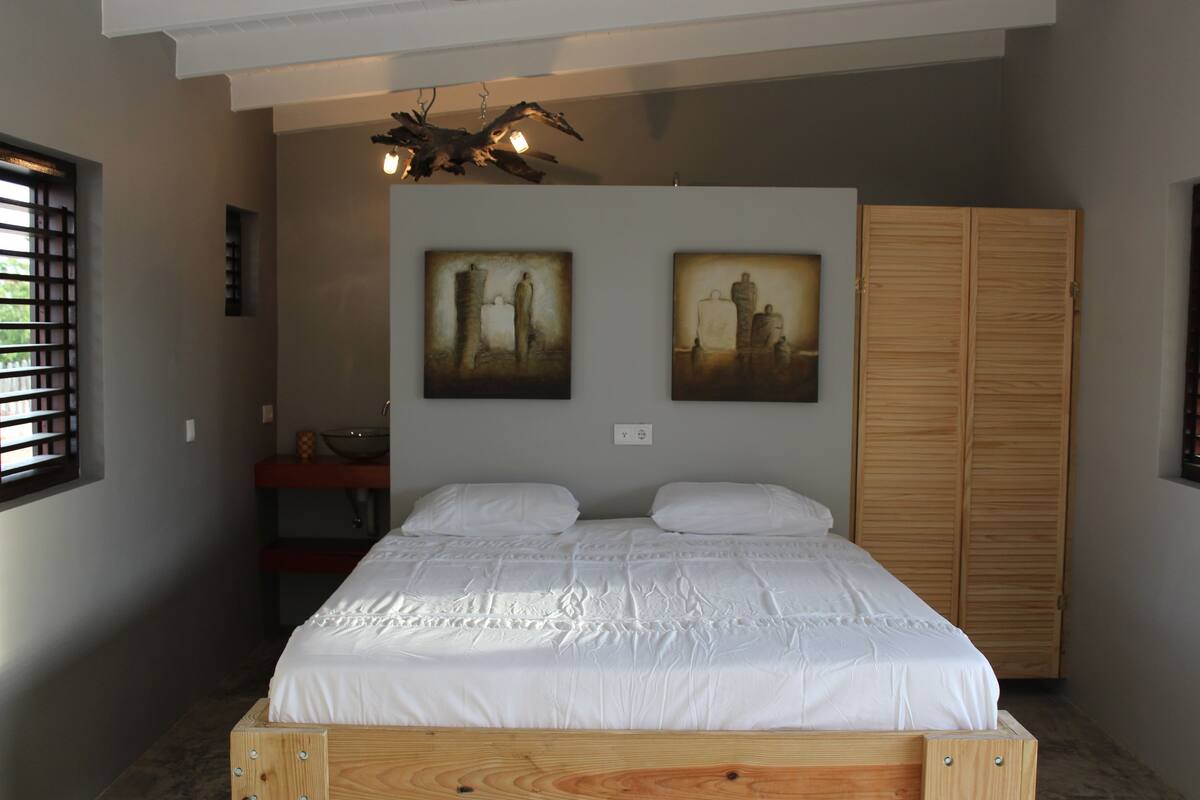 Studio Deluxe, 1 très grand lit | Coffres-forts dans les chambres, Wi-Fi gratuit