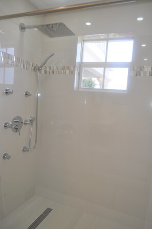 Premium Apartment, 1 Bedroom, Partial Sea View, Sea Facing | Bathroom shower