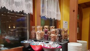 A display of food items and condiments in a store window. - Chalet Brigitte (Livinallongo del Col di Lana)