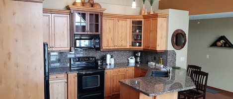 Luksus-penthouselejlighed - 2 soveværelser - balkon - bjergudsigt | Privat køkken | Køleskab/fryser i fuld størrelse, mikrobølgeovn, ovn, kogeplade