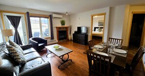 Luksusleilighet, 1 soverom, balkong, fjellutsikt | Oppholdsområde | En 40-tommers Flatskjerm-TV med kabel-kanaler samt peis og DVD-spiller