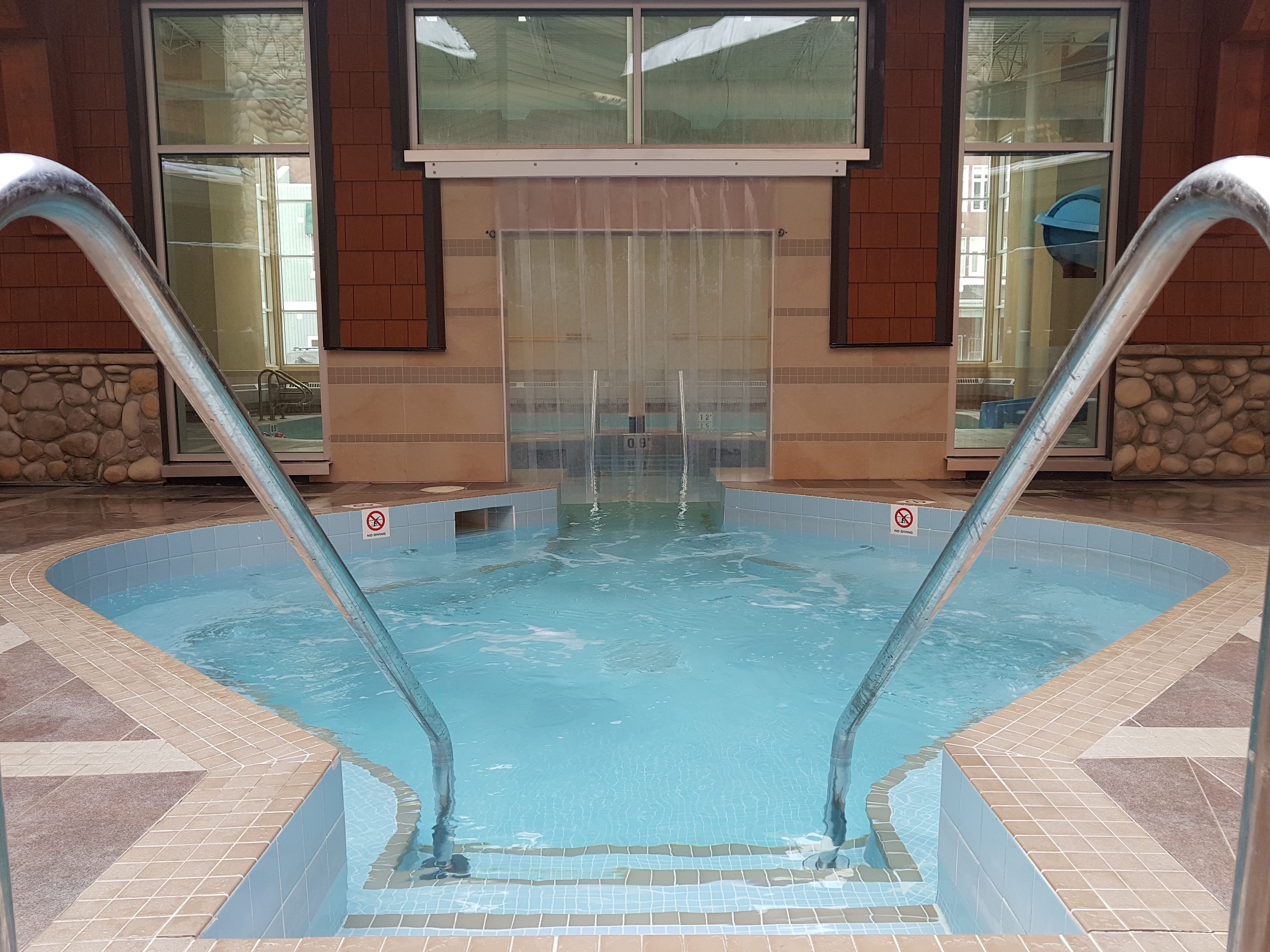 من حمّامات السباحة المغطاة