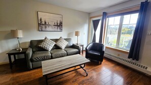 Luksusleilighet, 1 soverom, balkong, fjellutsikt | Oppholdsområde | En 40-tommers Flatskjerm-TV med kabel-kanaler samt peis og DVD-spiller