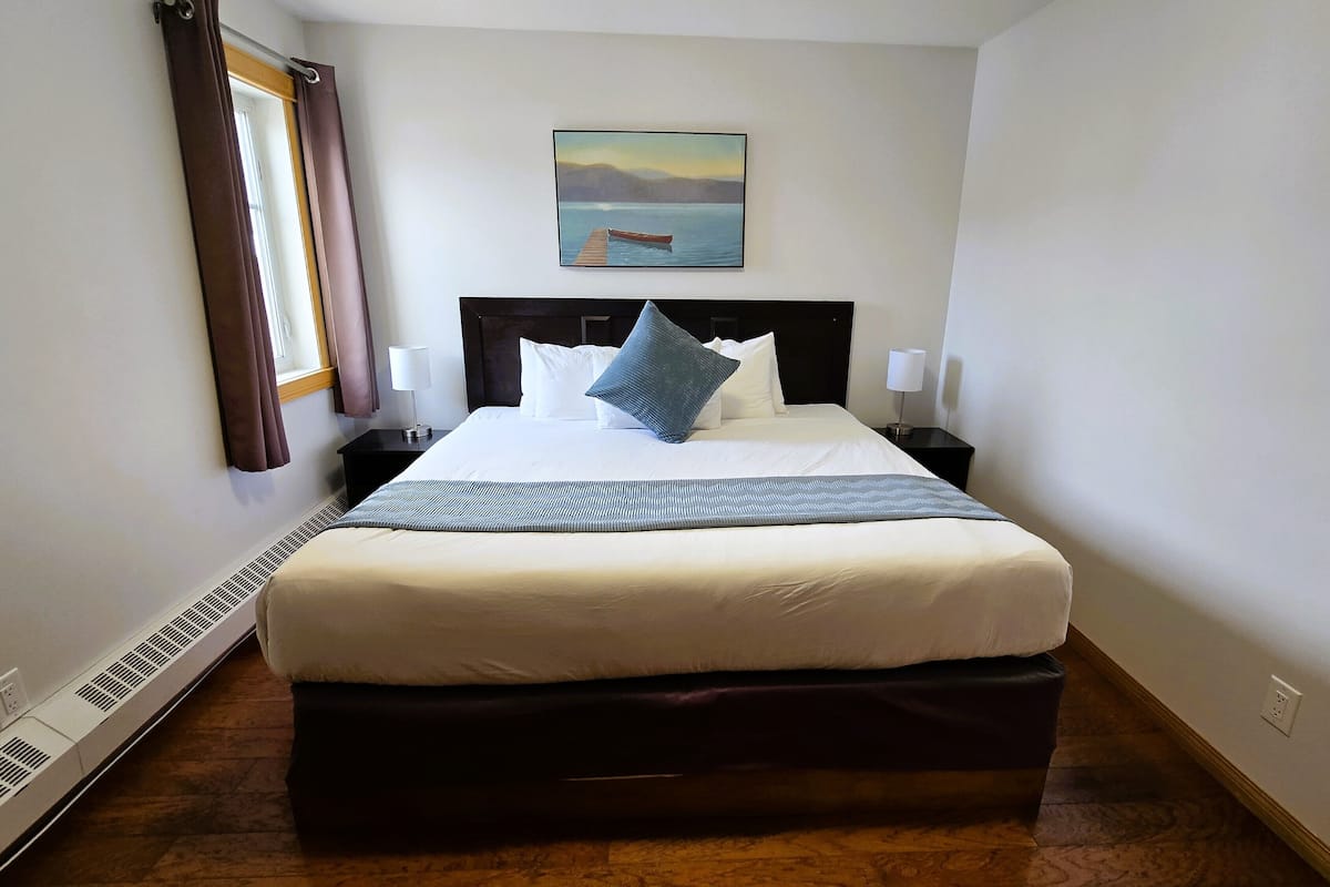 Luxury-Apartment, 1 Schlafzimmer, Balkon, Bergblick | 1 Schlafzimmer, Pillowtop-Betten, individuell dekoriert