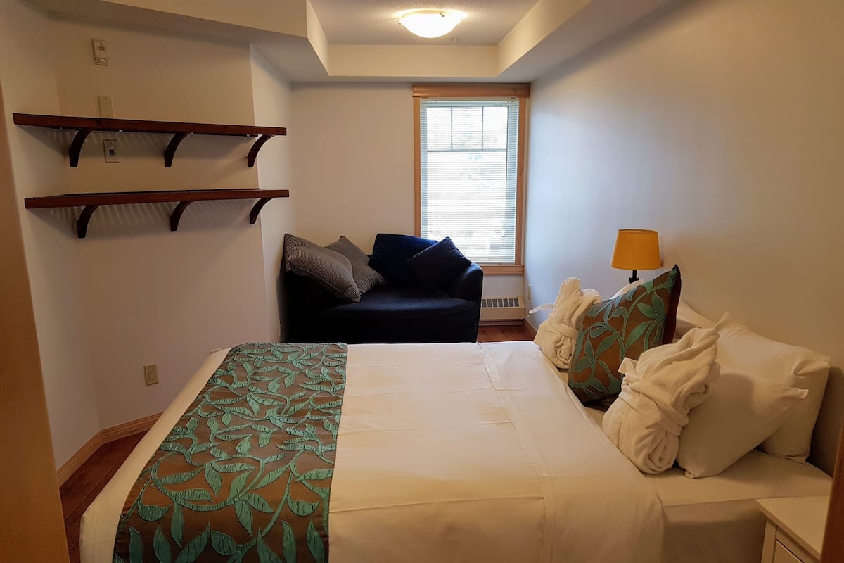 Standard Condo, 1 Bedroom, Balcony, Mountain View | 1 bedroom, pillowtop beds, individually decorated