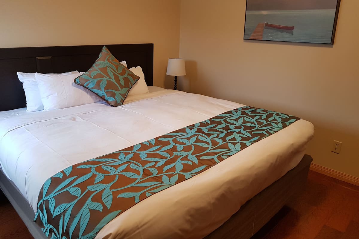Luxury Condo, 1 Bedroom, Balcony, Mountain View | 1 bedroom, pillowtop beds, individually decorated