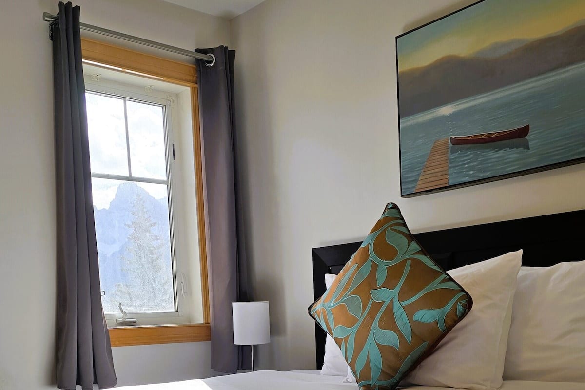 Luxury Condo, 1 Bedroom, Balcony, Mountain View | 1 bedroom, pillowtop beds, individually decorated