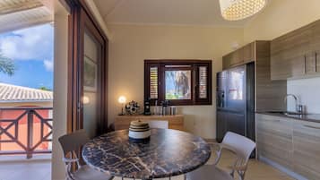 豪華公寓, 陽台, 海灣景觀 (2 Bedrooms) | 私人廚房 | 電冰箱、微波爐、烤箱、義式濃縮咖啡機