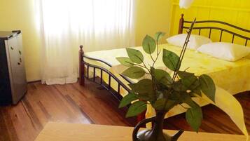 3 habitaciones, ropa de cama de alta calidad y escritorio