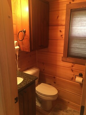 وحدات دش مع أحواض استحمام، مستلزمات مجانية للعناية الشخصية، مجففات شعر