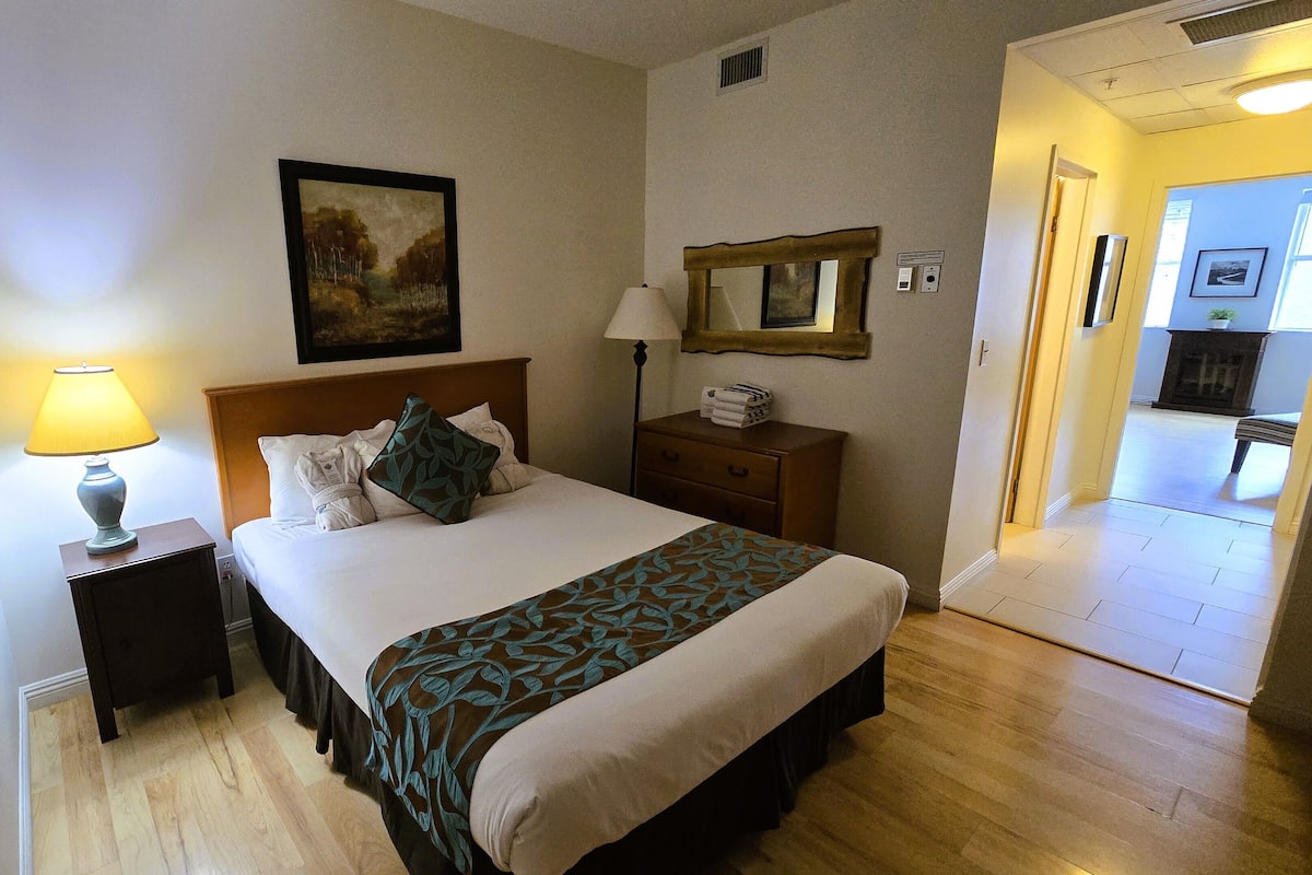 Junior Suite, 1 Katil Ratu (Queen) dengan Katil Sofa, Accessible, Kitchenette | Dihias secara berasingan, dilengkapkan perabot secara berasingan, meja