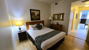 Junior Suite, 1 Queen Bed with Sofa bed, Accessible, Kitchenette