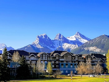 Hotel exterior and entrance at Sunset Mountain Inn and Spa