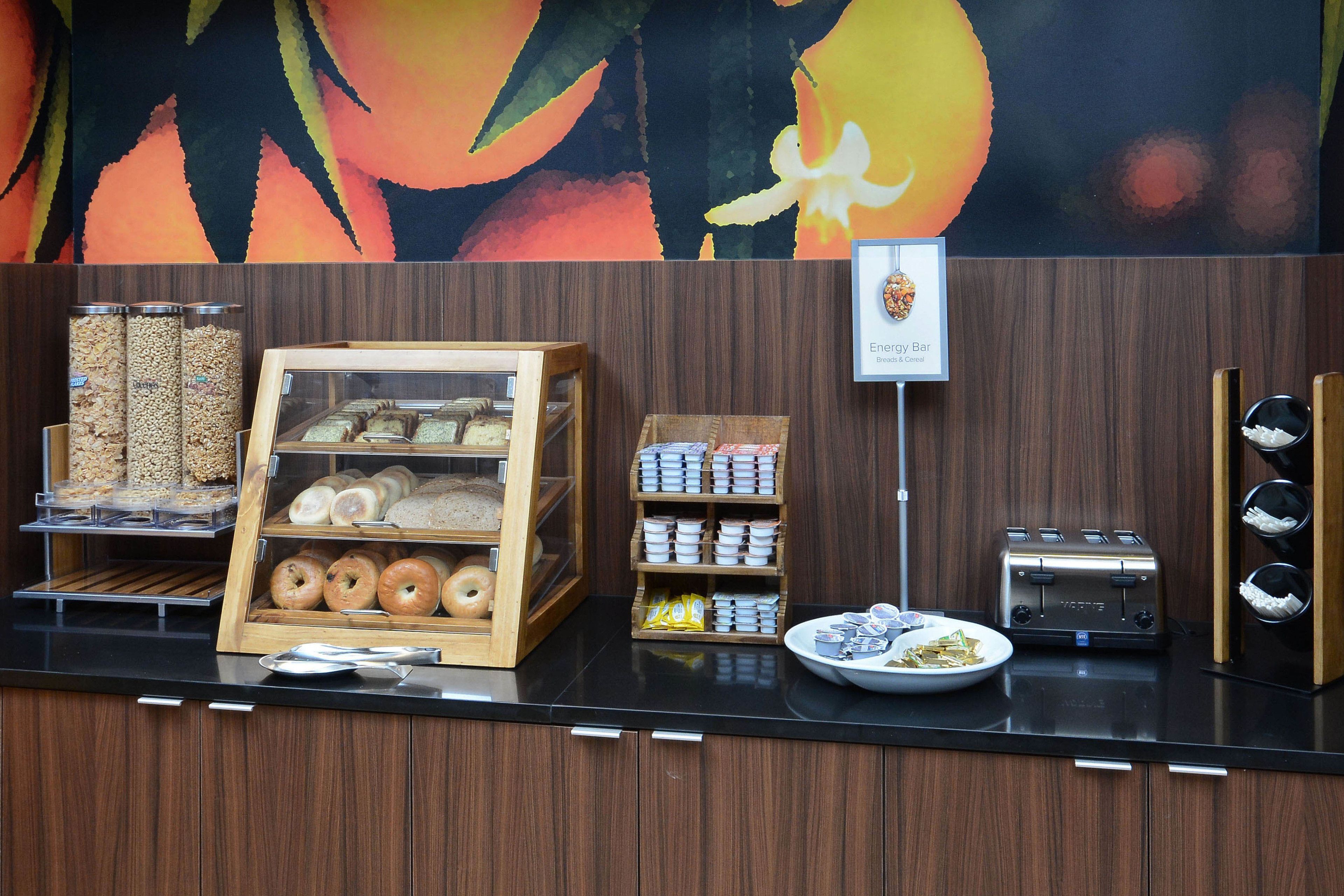 Un buffet de petit-déjeuner proposant divers aliments et un grille-pain.