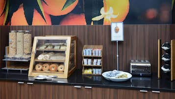 Un buffet de petit-déjeuner proposant divers aliments et un grille-pain.