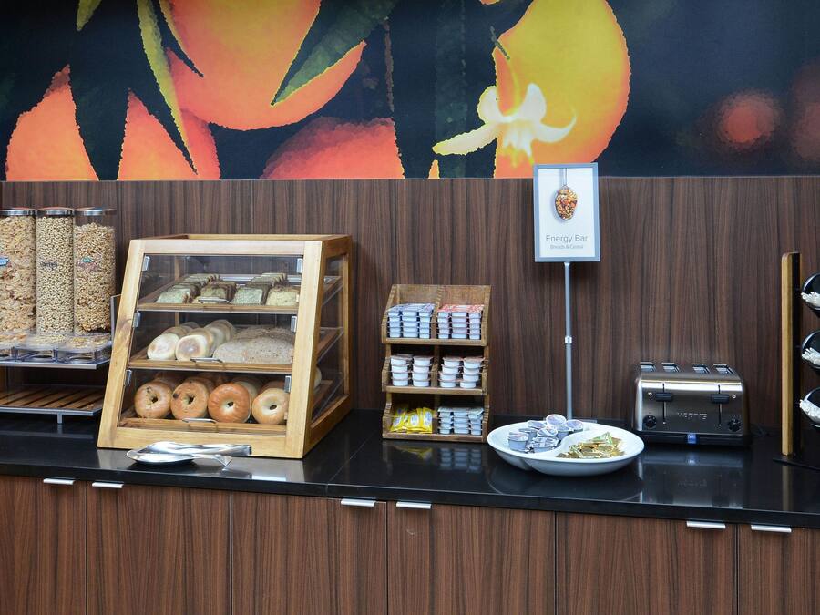 Un buffet de petit-déjeuner proposant divers aliments et un grille-pain.