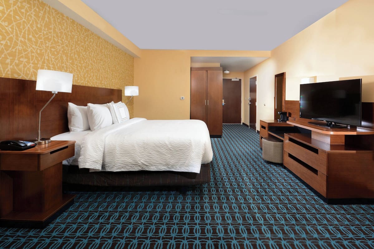 Pillowtop beds, desk, laptop workspace, blackout drapes