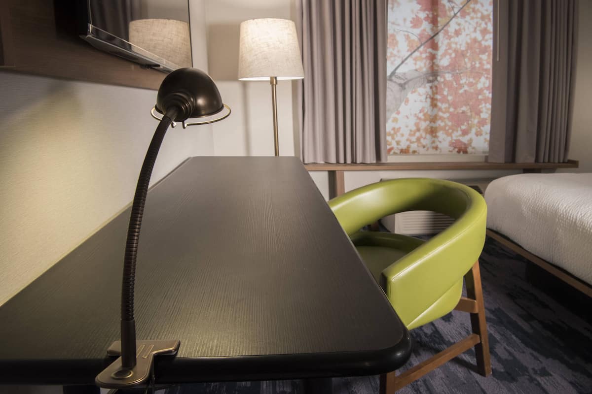 Bureau, espace de travail pour ordinateur portable, rideaux occultants