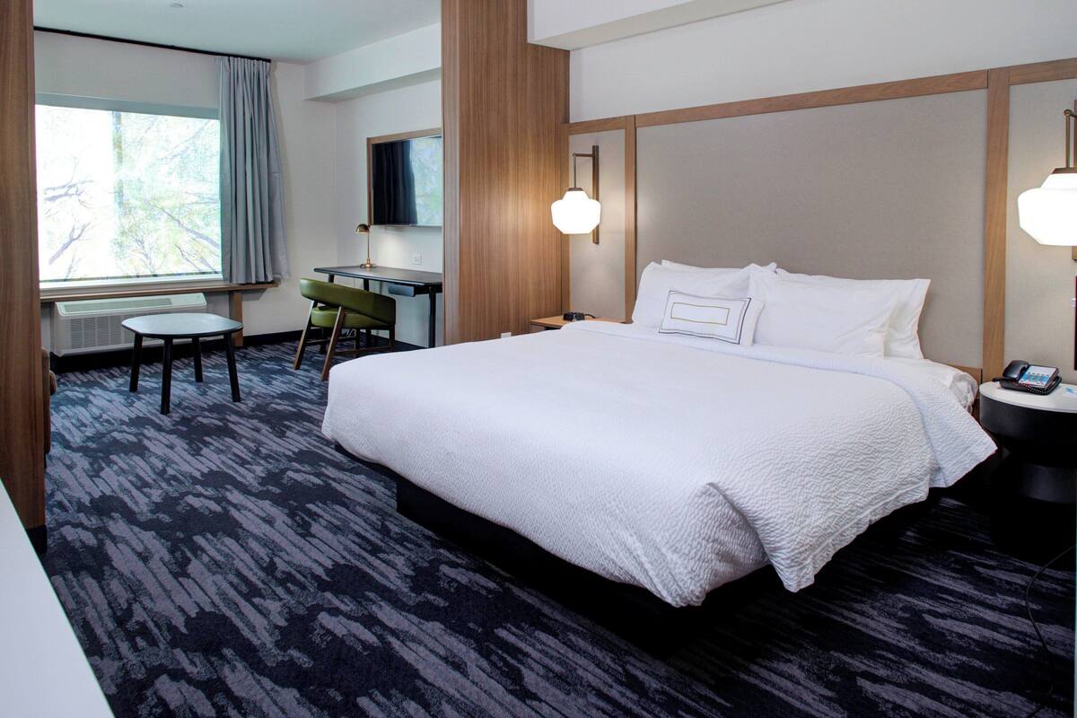 Suite, 1 Tempat Tidur King dengan tempat tidur Sofa | Meja kerja, ruang kerja ramah laptop, dan tirai kedap cahaya