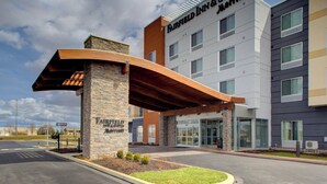 Ein Fairfield Inns & Suites Marriott Hotel mit modernem Eingang, Steinpfeilern und einem überdachten Zugangsbereich.