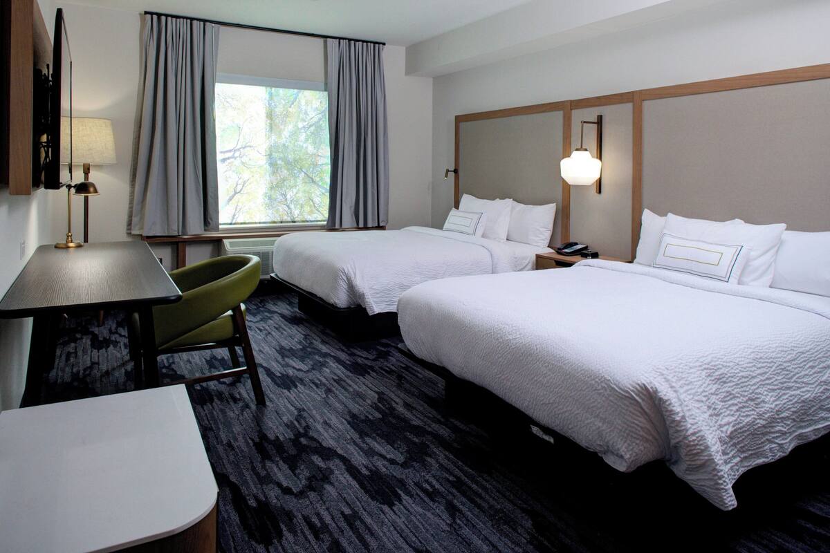 Kamar, 2 Tempat Tidur Queen | Meja kerja, ruang kerja ramah laptop, dan tirai kedap cahaya