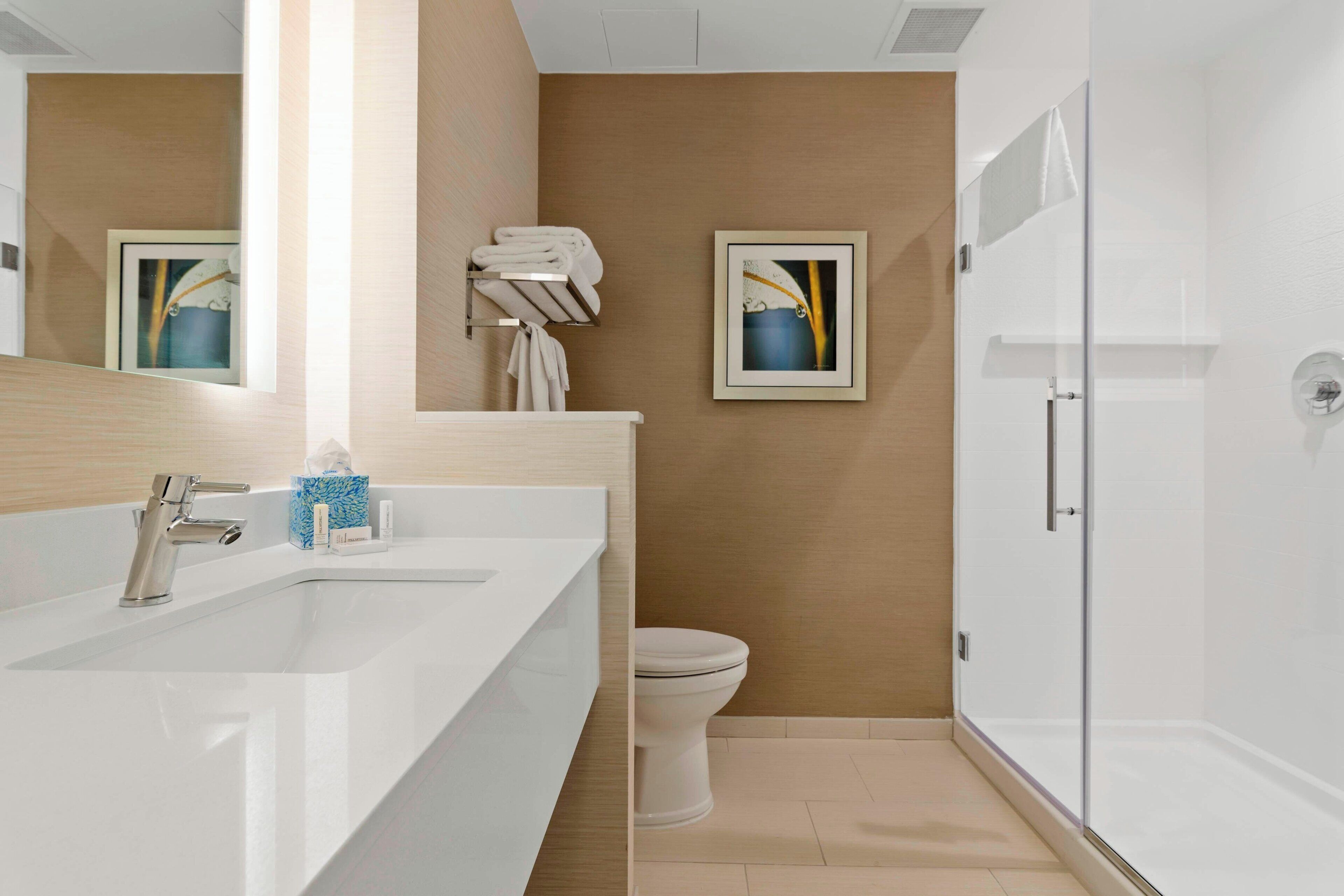 combined shower/bathtub, hair dryer, towels