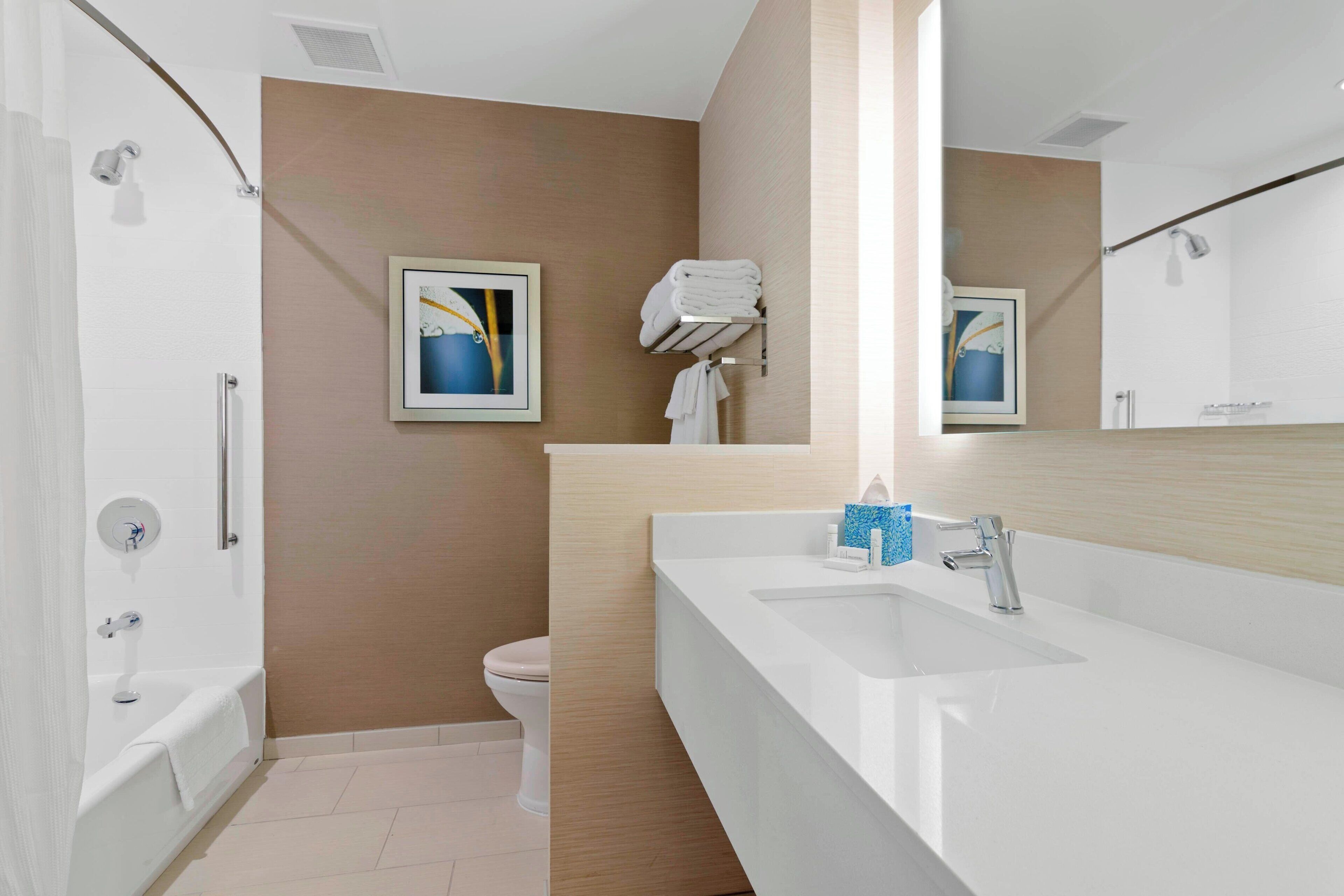 combined shower/bathtub, hair dryer, towels