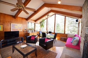 Casa exclusiva, 4 habitaciones, vista a la montaña, junto a la pista de ski | Área de sala de estar | Televisión de pantalla plana y chimenea 