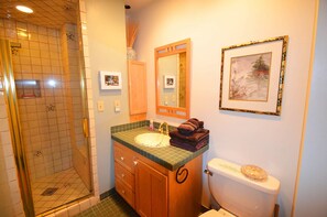 Casa exclusiva, 4 habitaciones, vista a la montaña, junto a la pista de ski | Baño | Tina con regadera, secadora de cabello, toallas 