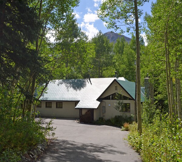 Vista frontal de la propiedad