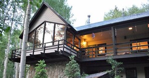 واجهة المنشأة - في المساء/الليل