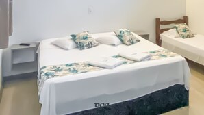 Minibar, desk, WiFi (free), bed sheets - VOA Pousada Brisa (Gramado)