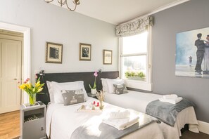 Premium Twin Room | In-room safe, iron/ironing board, free WiFi, bed sheets - The Henry Guest House (Bath)