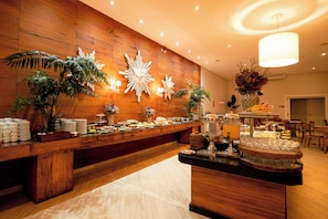 بوفيه فطور مجانًا في أيام الأسبوع