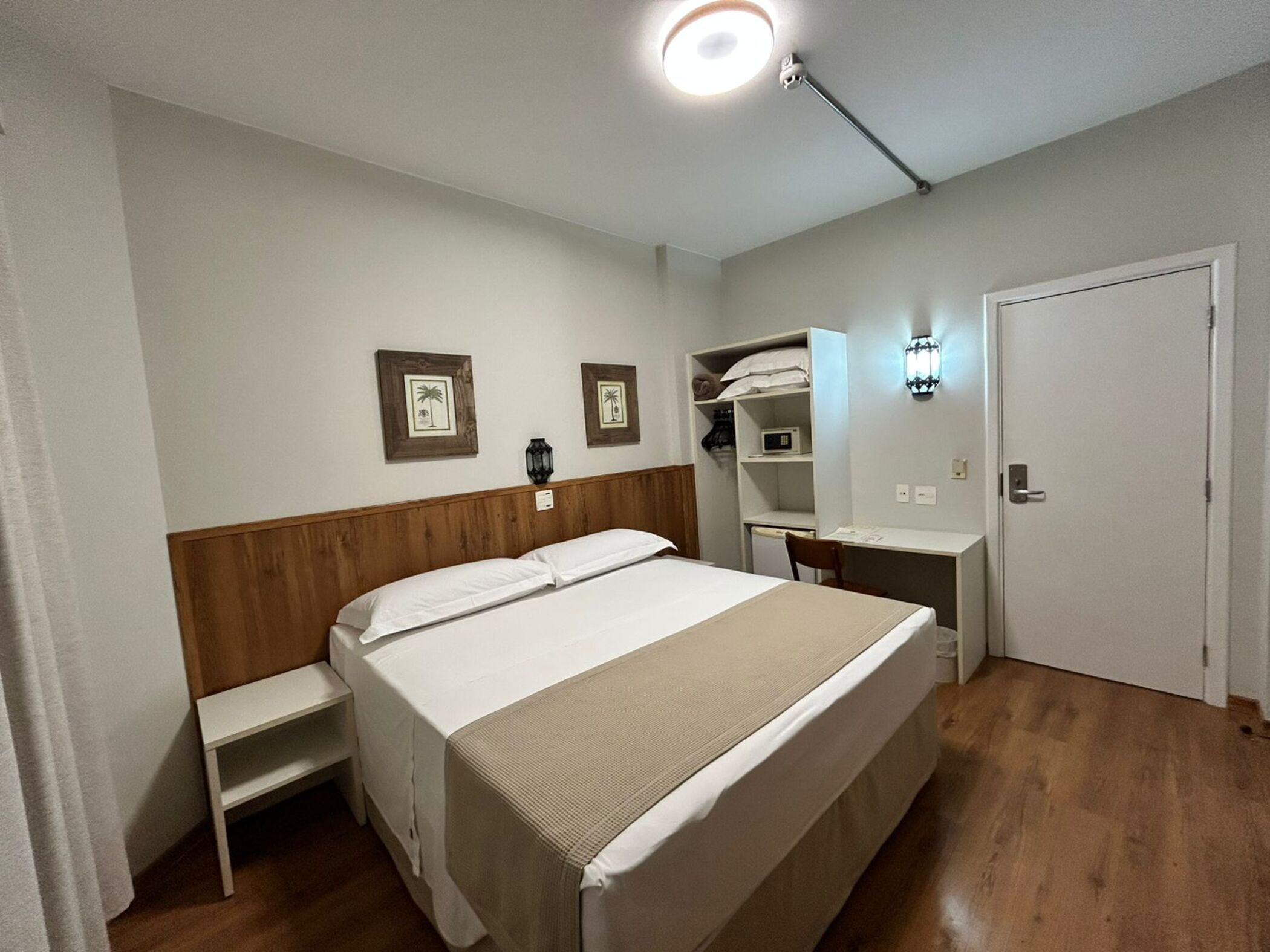 Minibar, coffres-forts dans les chambres, rideaux occultants