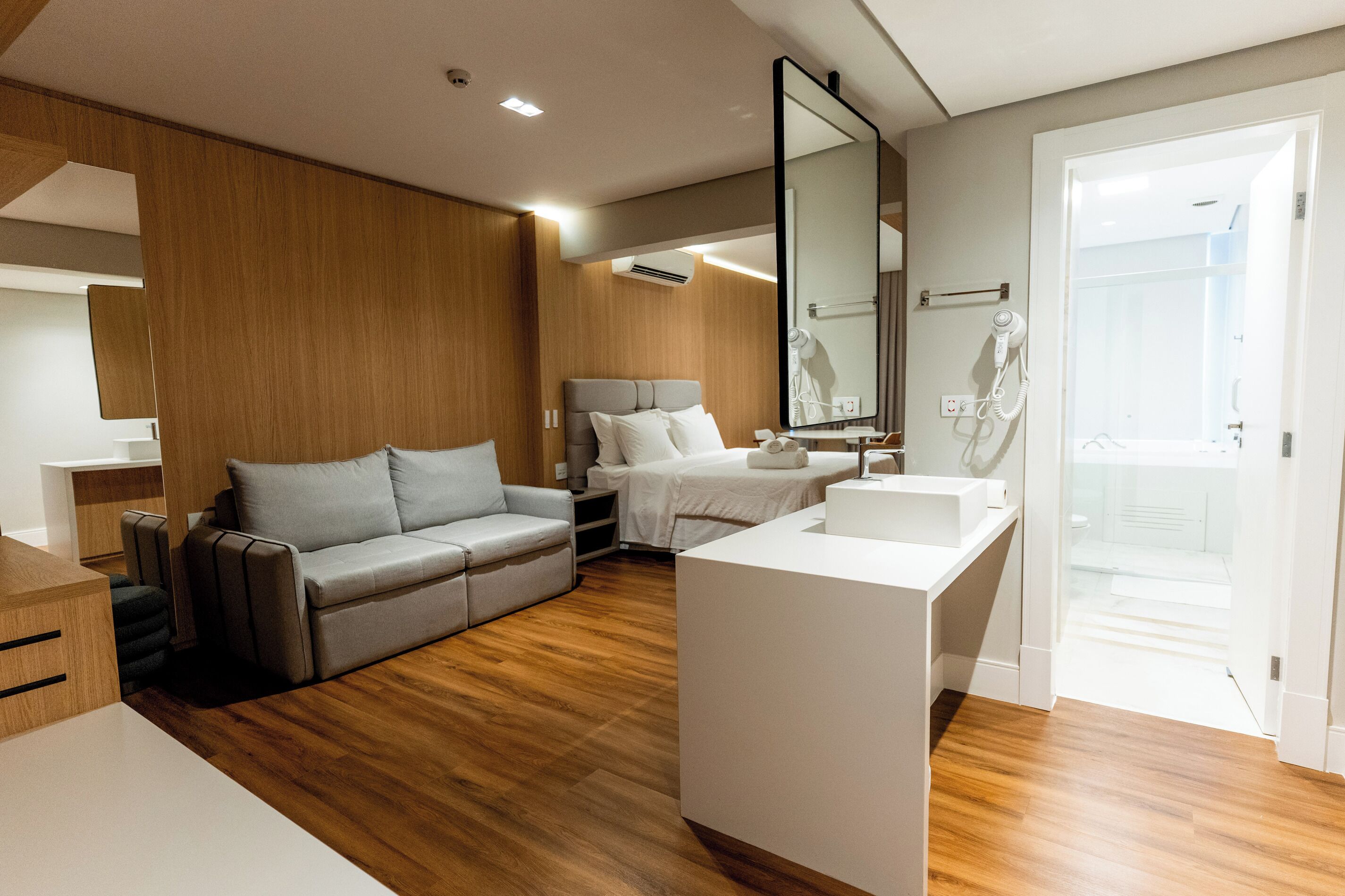 Deluxe Room | Minibar, in-room safe, blackout drapes, free WiFi