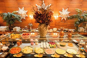 Free buffet breakfast on weekdays
