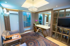 Minibar, coffres-forts dans les chambres, rideaux occultants