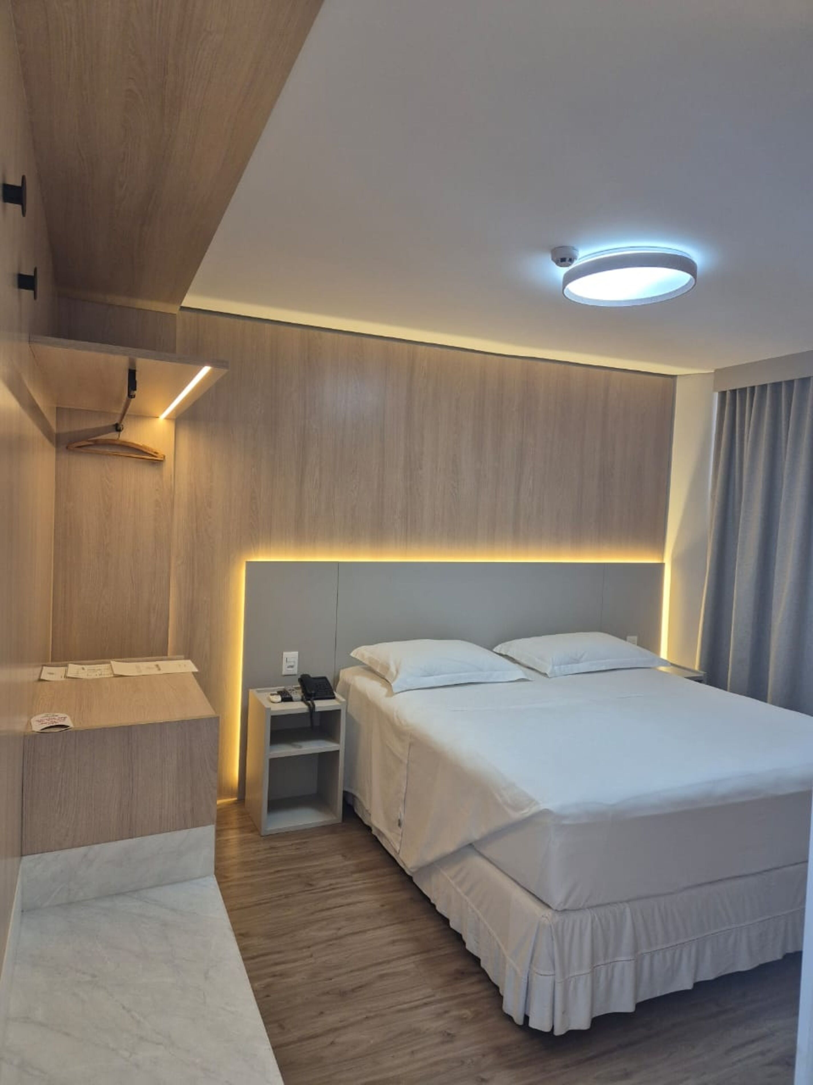 Superior tweepersoonskamer | Een minibar, een kluis op de kamer, verduisterende gordijnen