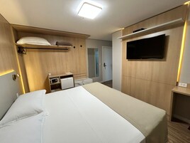 Minibar, caja de seguridad en la habitación y cortinas blackout 