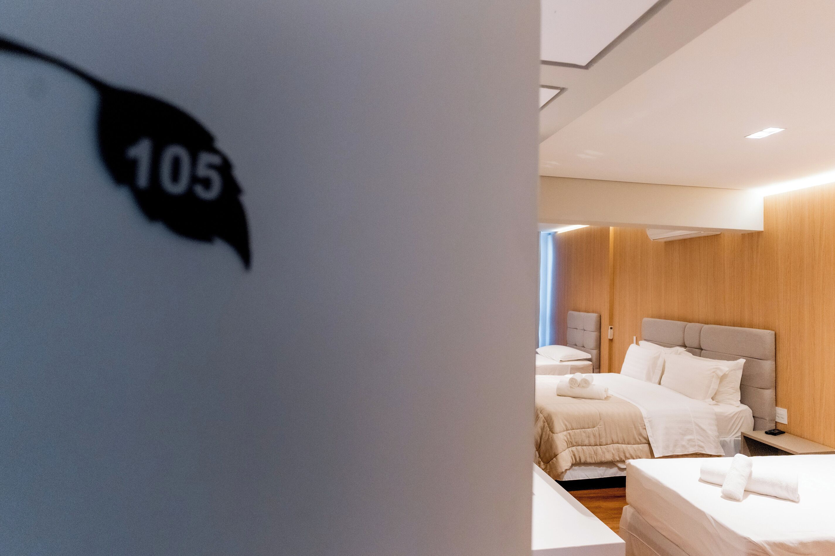 Quarto quádruplo standard, várias camas | Frigobar, cofres nos quartos, cortinas blackout, Wi-Fi de cortesia